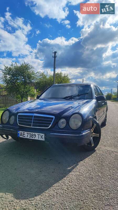 Седан Mercedes-Benz E-Class 2000 в Новоивановци