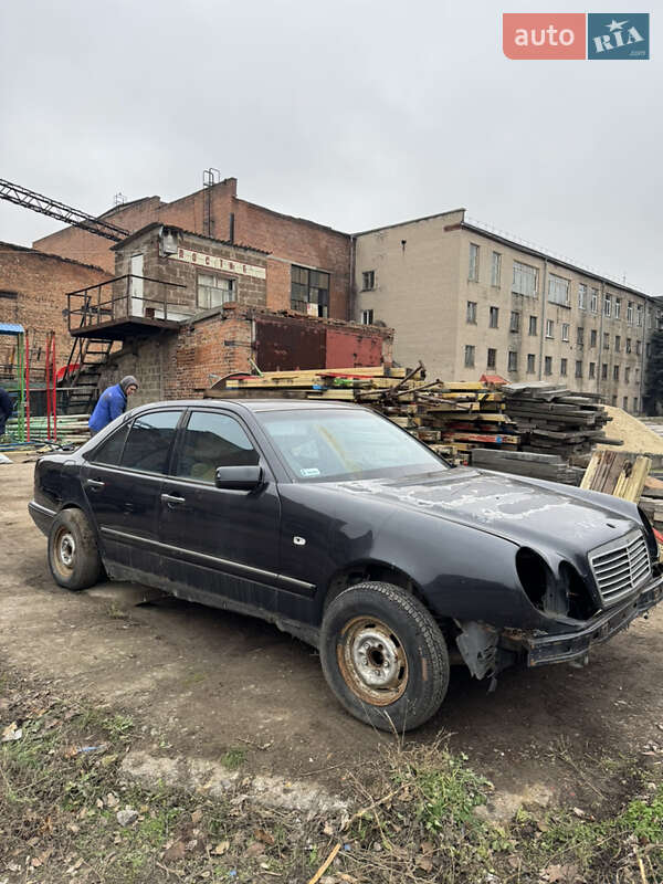 Седан Mercedes-Benz E-Class 2000 в Днепре