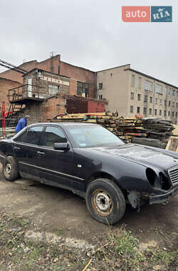 Седан Mercedes-Benz E-Class 2000 в 
