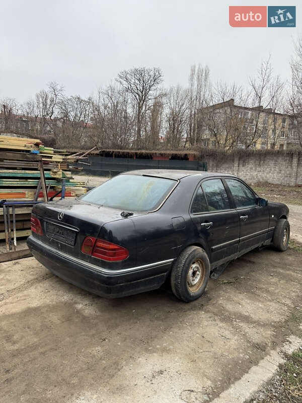 Седан Mercedes-Benz E-Class 2000 в Днепре