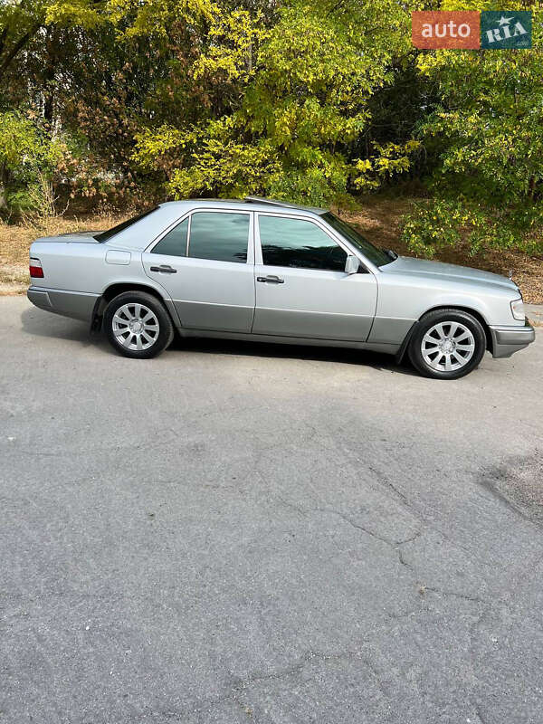 Седан Mercedes-Benz E-Class 1989 в Днепре