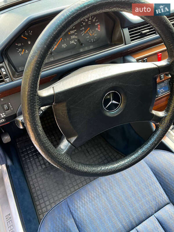 Седан Mercedes-Benz E-Class 1989 в Днепре