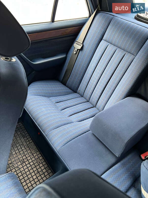 Седан Mercedes-Benz E-Class 1989 в Днепре