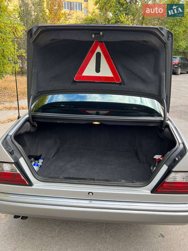 Седан Mercedes-Benz E-Class 1989 в Днепре