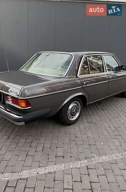 Седан Mercedes-Benz E-Class 1986 в 