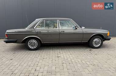 Седан Mercedes-Benz E-Class 1986 в 