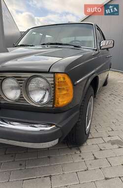 Седан Mercedes-Benz E-Class 1986 в 