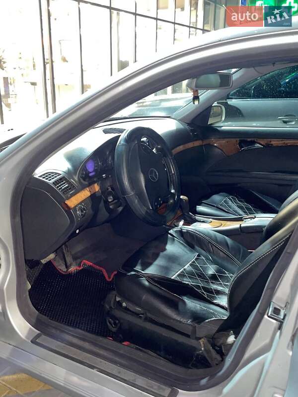 Седан Mercedes-Benz E-Class 2002 в Пустомитах