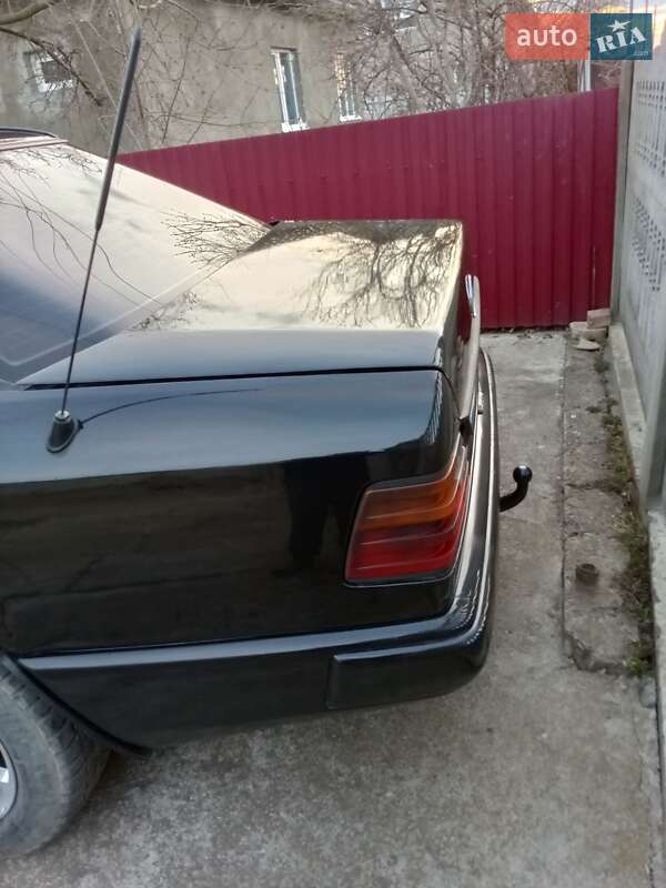 Седан Mercedes-Benz E-Class 1989 в Вашковцах