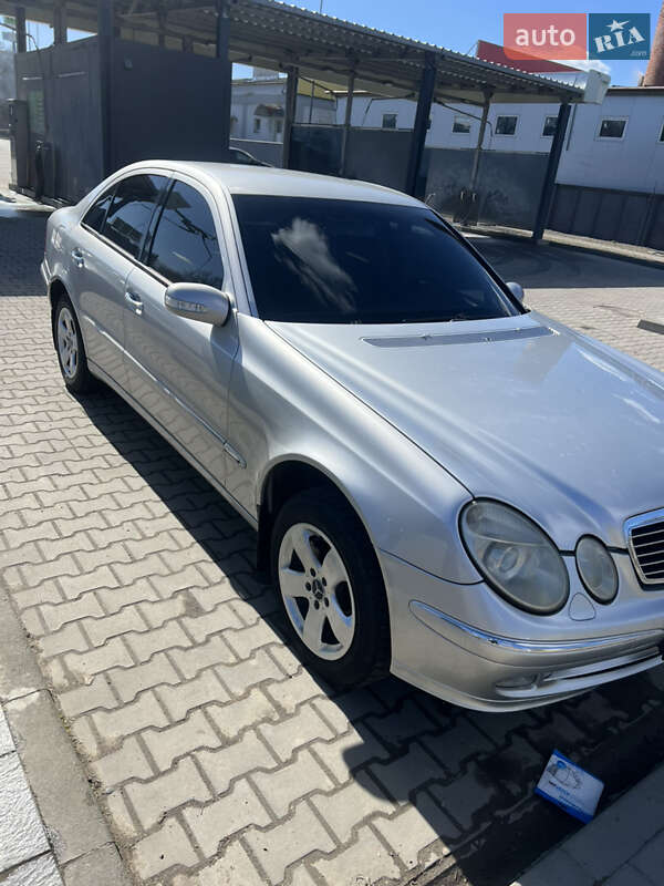Седан Mercedes-Benz E-Class 2003 в  фото Седан Mercedes-Benz E-Class 2003 в