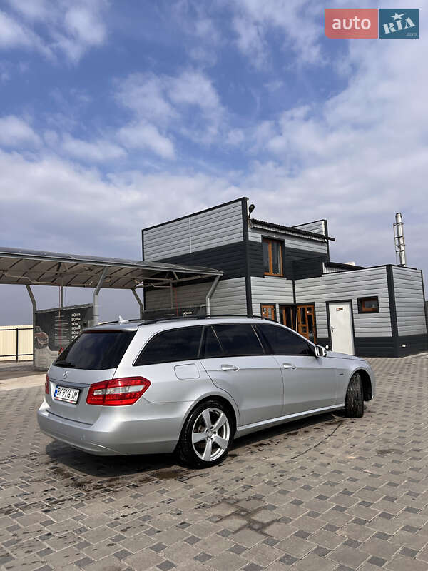 Універсал Mercedes-Benz E-Class 2011 в Сарнах
