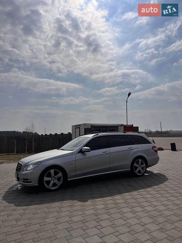 Універсал Mercedes-Benz E-Class 2011 в Сарнах