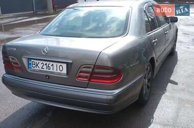 Седан Mercedes-Benz E-Class 2000 в 