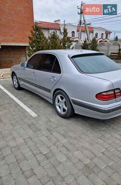 Седан Mercedes-Benz E-Class 2000 в 
