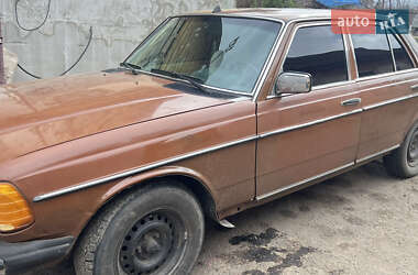 Седан Mercedes-Benz E-Class 1980 в 