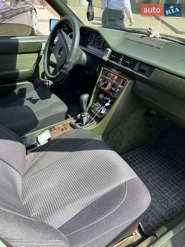 Седан Mercedes-Benz E-Class 1986 в Смілі