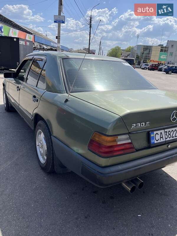 Седан Mercedes-Benz E-Class 1986 в Смілі