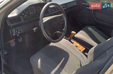 Седан Mercedes-Benz E-Class 1985 в 