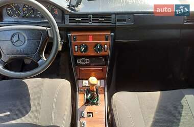 Седан Mercedes-Benz E-Class 1985 в 