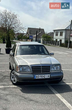 Седан Mercedes-Benz E-Class 1992 в 
