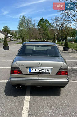 Седан Mercedes-Benz E-Class 1992 в 