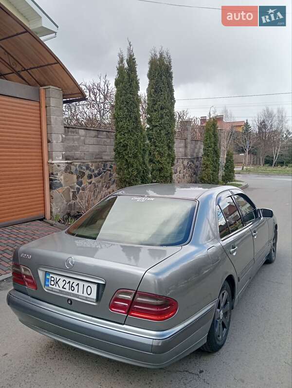 Седан Mercedes-Benz E-Class 2000 в 