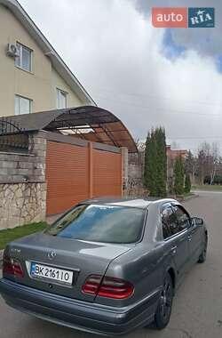 Седан Mercedes-Benz E-Class 2000 в 