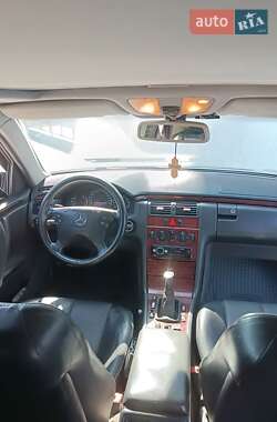 Седан Mercedes-Benz E-Class 2001 в 