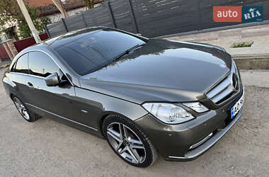 Купе Mercedes-Benz E-Class 2011 в 
