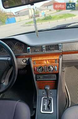 Купе Mercedes-Benz E-Class 1993 в 