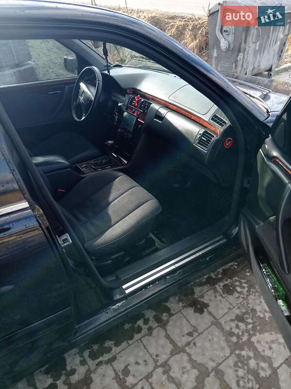 Седан Mercedes-Benz E-Class 2001 в Турці