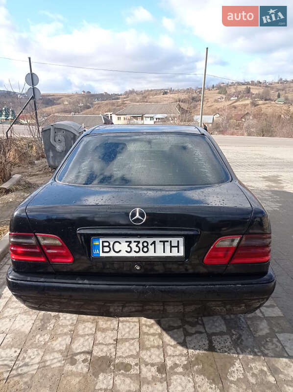 Седан Mercedes-Benz E-Class 2001 в Турці