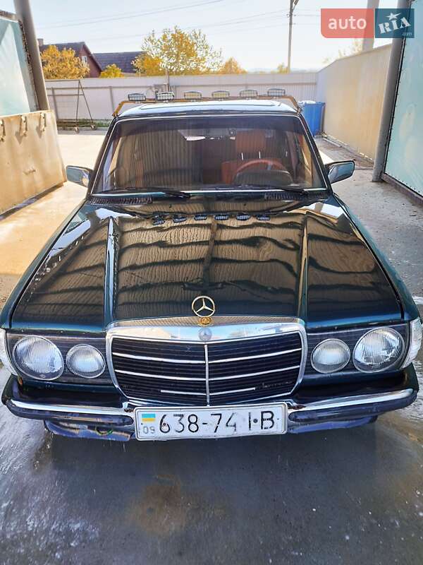Седан Mercedes-Benz E-Class 1980 в 
