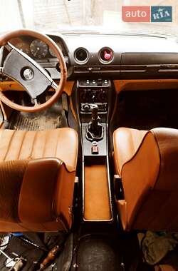 Седан Mercedes-Benz E-Class 1980 в 