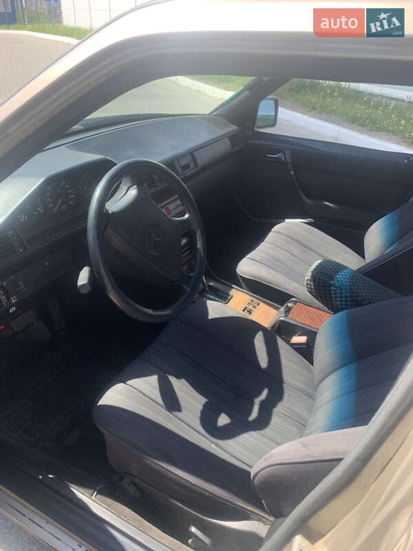 Седан Mercedes-Benz E-Class 1987 в Львові
