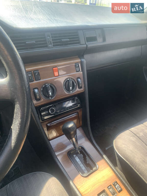 Седан Mercedes-Benz E-Class 1987 в Львові