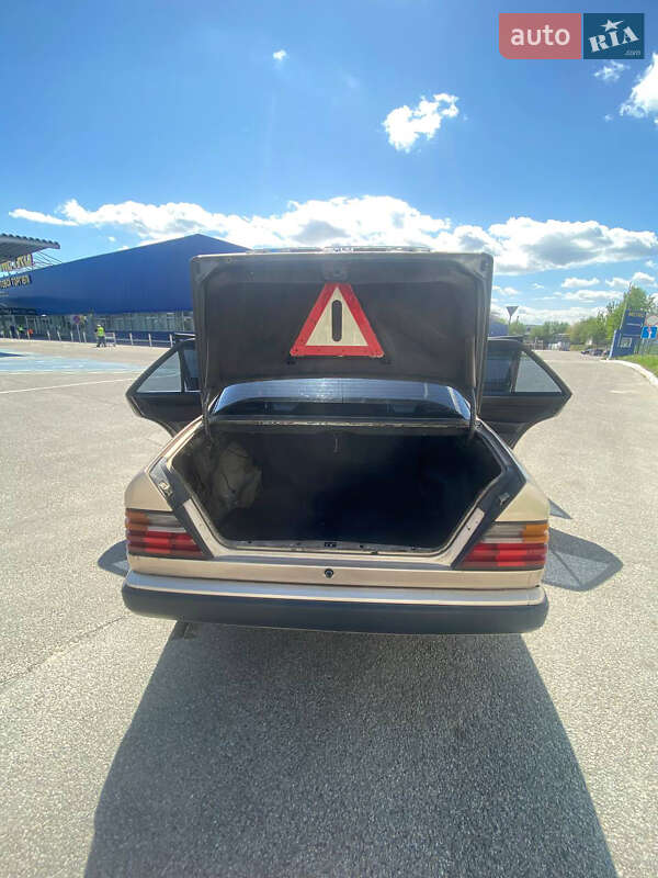 Седан Mercedes-Benz E-Class 1987 в Львові