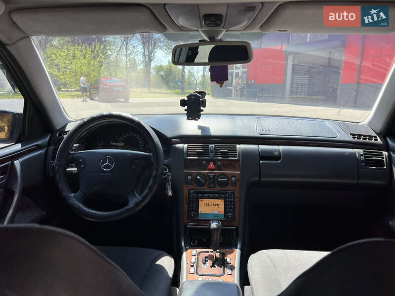 Седан Mercedes-Benz E-Class 2000 в Запоріжжі