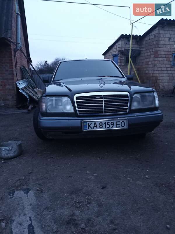 Седан Mercedes-Benz E-Class 1992 в 
