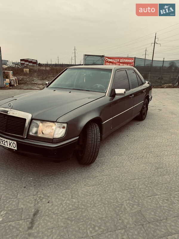 Седан Mercedes-Benz E-Class 1992 в Львове