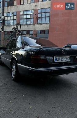 Седан Mercedes-Benz E-Class 1990 в 