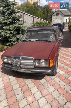 Седан Mercedes-Benz E-Class 1982 в 