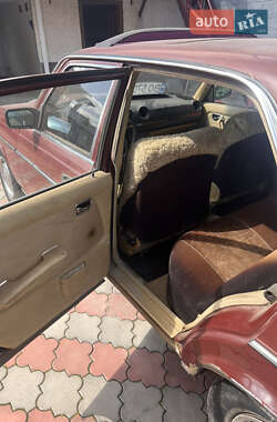 Седан Mercedes-Benz E-Class 1982 в 