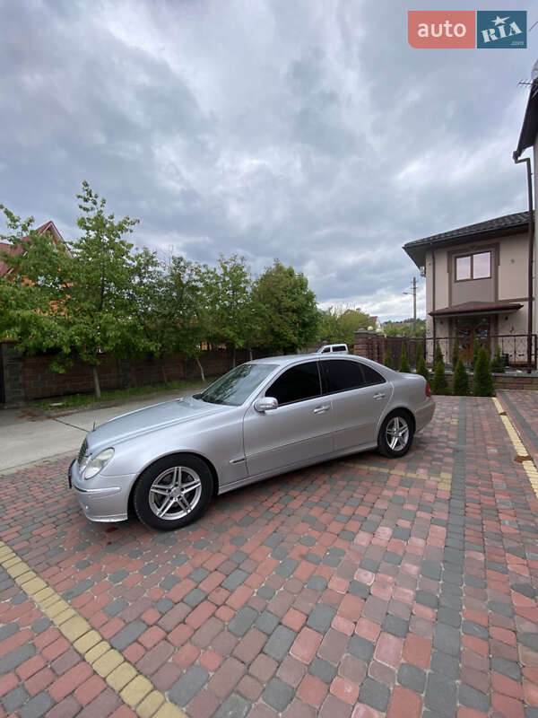 Седан Mercedes-Benz E-Class 2005 в Вараші