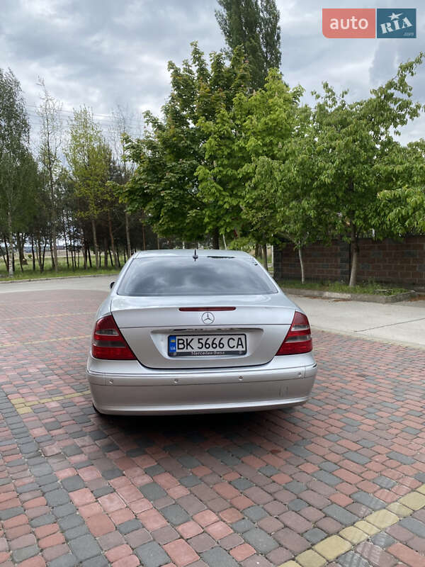 Седан Mercedes-Benz E-Class 2005 в Вараші