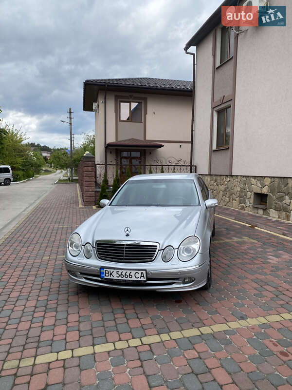 Седан Mercedes-Benz E-Class 2005 в Вараші