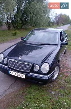 Седан Mercedes-Benz E-Class 2000 в Броварах