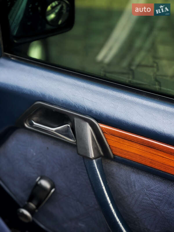 Седан Mercedes-Benz E-Class 1988 в Николаеве