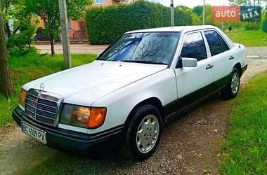 Седан Mercedes-Benz E-Class 1988 в Стрию