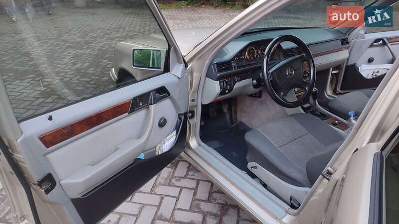 Седан Mercedes-Benz E-Class 1993 в Чернівцях